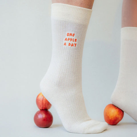 Chaussettes côtelées « Artist Edition : Apple » - MELA WEAR