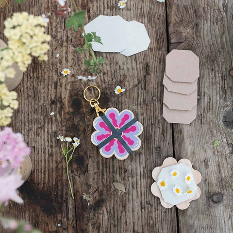 Mini-Blumenpresse als Schlüsselanhänger - Studio Wald