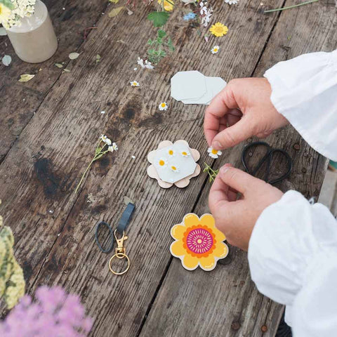 Mini-Blumenpresse als Schlüsselanhänger - Studio Wald