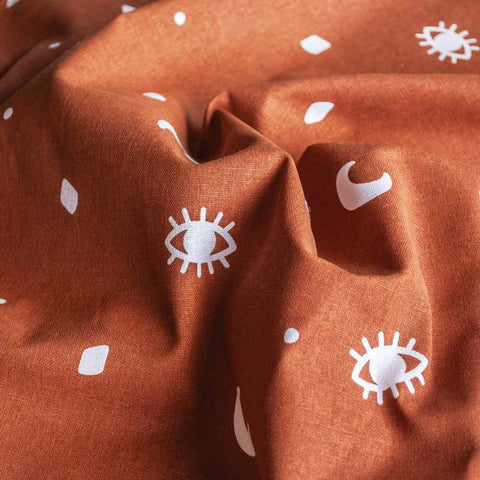 Braunes Geschirrtuch mit magischem Muster: Mit Mondsicheln, Augen und anderen grafischen Elementen